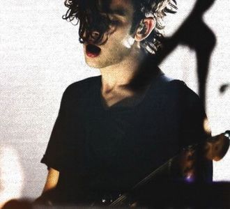 ⊺ⱶ∙ⱻ⃞¹⁹⁷⁵∕▪‧.; gând, și se năpustea grija peste el: și-l sufoca. Se înecase cu o măslină.  Căsca în; horcăială.  Tuși. și tuși... și tuși... Apucase fața mesei cu degetele acum albe; chipul i se înroși. Avea să moară. Avea să moară!
