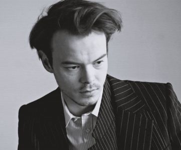 ¹ ∙ͅ●̤̈̇·̣̇　̾ ;˛ O sursă-i povesti despre un eveniment nefericit. Confuz, mânios și cel mai grav,; dezamăgit, porni în căutarea adevărului. Spera să nu fie adevărat. Spera din tot sufletul. Coborî scările; se întrezări în fața mesei acum. Neclintit, privește ațintit spre Matthew Healy.
