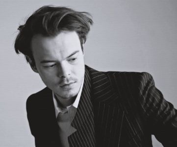 ¹ ∙ͅ●̤̈̇·̣̇　̾ ;˛ Dar figura i se schimbă, i se întunecă; devine îngrijorat. Grăbit, ajunge-n spatele; lui, lovindu-l zdravăn până-și revine. „Ce crezi tu că faci aici? Îți dai duhul înainte să-mi dai mie explicații?” Se clinti spre capul mesei, privindu-l sobru. „Spune-mi, este adevărat?”
