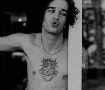 ⊺ⱶ∙ⱻ⃞¹⁹⁷⁵∕▪‧.; Nici nu-i decolase măslina bine din esofag că această cruntă realitate îi zdruncină; dezmeticirea. Vocea aceea care cerea răspunsuri îl înfricoșă atât de tare, că se aplecase peste masă pentru a lua măslina și a o băga repede înapoi pe gât. Cum n-o găsește (aterizase în farfuria lui
