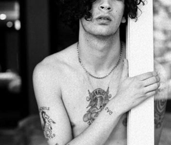 ⊺ⱶ∙ⱻ⃞¹⁹⁷⁵∕▪‧.; Hero), își aranjează cravata (nu purta cravată), își verifică ceasul (nici ceas) și f; face pe pro:stu: nu, nu e ca și cum era pe punctul de a-și da duhul! Nu era ca și cum tocmai călcase pe treaptă divină (se gândea el că nu existase un moment mai prielnic de a muri decât acum: credinc
