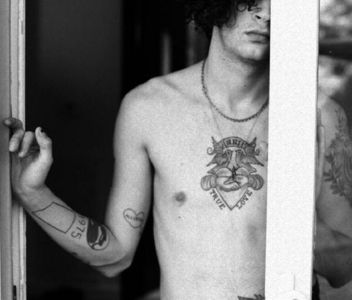 ⊺ⱶ∙ⱻ⃞¹⁹⁷⁵∕▪‧.; -cios, evlavios la maximă capacitate și lipsindu-se de povara ce căzuse acum aici pes; te el). “Dragul meu Charlie, ce mă bucur că ți-ai făcut timp să ni te alături. Ia un loc. Dar nu aici, nu... bate vântul de la geam... să nu te prindă cumva curentul... Ocupă un loc lângă Hero.”
