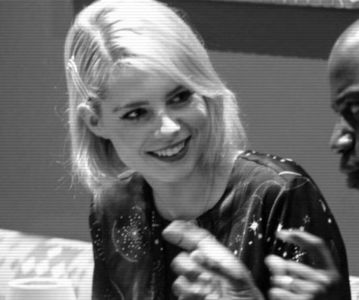 ⌮˒♥˓ Iṇ꒒ục̣y’s⋅⁽ẅöṛdṡ⁾... 　‰ː  în piept aerul umed care-i răcorea obrajii. Copacii bătrâni foşneau; solemn în jurul casei ferite de văzul lumii, dinspre care nu se auzea nici un sunet şi nu se vedea nici o rază de lumină, iar printre nori apăreau şi dispăreau, ici şi colo, stele palide.
