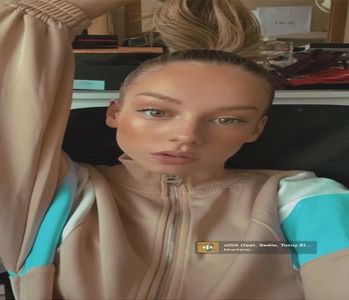 ╰　·• O privește confuză, nu credea că e așa tragic să te înțelegi cu propriul frate! Poate.. Margot ; alte intenții? Nu, nu, nu se poate. "Așteptam să se termine filmul, nu fi!", scoate limba la Margot. Vocea blândă a lui Lily îi captează atenția. "Da, trebuie să ridicăm cumva IQ-ul
