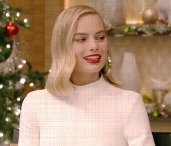 ›εϊз̤٢ ℛ❬ⱸʇᴉsⱺɹɥɔ❭⚘∶ǭṳάṛṭⱿ　ࢱ⋄‹̣̇͘͘͘.; Nu-i mai oferă o invitație lui Lily, fiind deja asigurată; că primise două plicuri vocalizate cordial. Cu toate acestea nu se poate abține din a-i arunca o privire dușmănoasă mezinei, care făcuse o injurie colectivă la adresa inteligenței lor. În fine, trece 
