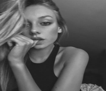 ╰　·• mediu al grupului..", se încalță și ea, strecurându-și mâinile în interiorul mănușilor călduroa; -se în timp ce o urmează pe Candy afară. "Dacă vine ursul și ne mănâncă..?", întrebarea, extrem de importantă, o adresează tuturor.
