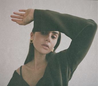 ▫□̣̇ͅ ̣̇ͅ 　̾ .;˛ Zâmbi serafic când primi îngăduința pură a fetelor – iar din această îngăduință,; cuvenise a împrumuta din cuierul holului o geacă albă ca o spumă, cu guler înalt și manșete răsfrânte, spre a le imita măcar ținuta de păsări acvatice. După ce-și încălță și cizmele, ieși în urma lor,
