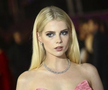 ⌮˒♥˓ Iṇ꒒ục̣y’s⋅⁽ẅöṛdṡ⁾... 　‰ː păşiră în beznă, ea persista sub lumânare. Subit, coada ochiului; remarcă în cuier prezenţa unei haine călduroase ce nu îi aparţinea. Era încredinţată, oarecum, că nimeni nu-i va simţi lipsa, aşadar şi-o asumă. Cu postavul negru şi botina neagră, gingăşia ciorapului
