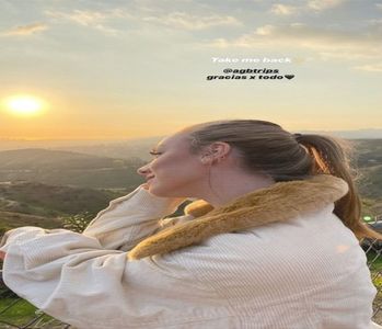 ╰　·• Își rotește ochii peste cap. "Unde ai mâncat pâine cu sarcasm? Nu era pe meniul cinei de; Crăciun.", îi oglindește tonul Mărgăritei. O prinde de braț pe Lily când ajunge în dreptul ei: era singura.. neblondă. Nu voia să o marginalizeze ulterior!
