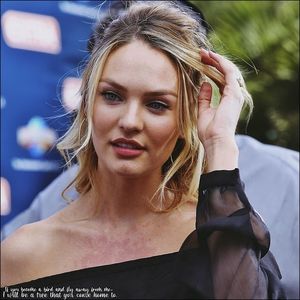 ☇.ᵗʰᵉ̣ṃ̣ẹ̣ṛ̣ṃ̣ạ̣ịḍ❀ƨɘilɟ.ϟ;. Un braț îl înlănțui cu cel a lui Margot, iar cu cealaltă mână; prinde în palmă funia de care trage sania către destinația de unde vor aluneca pe zăpada. Înainte să pornească, peste umăr o privește pe Lucy și o îndeamnă dintr-o mișcare a capului să
