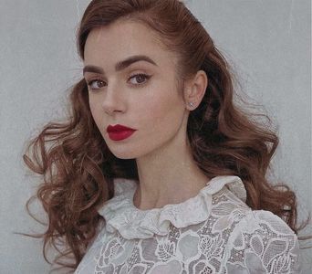 ▫□̣̇ͅ ̣̇ͅ 　̾ .;˛ știi și tu, prezența umană e cardinală în preabătul sărbătorilor.” Buzele-i; coboară, apoi unghiile-i alunecă pe sfoara săniuței. Glasul lui Candice o îmboldește să radiografieze noua venită – Lucy. Suflecându-și cealaltă mânecă, înălță palma, și o salută cordial.
