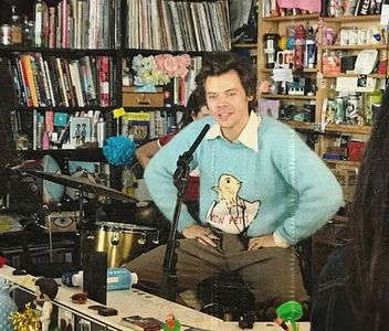 ꧁ᶥ̀ͅ་ ‘ℱ ’ ᶩᵋᵕʵˎᵈᵕ˙ ᵐ̣ᵃ̣ᶫ̣. ܝ܆༌;. Ca și cum ar oferi o dovadă auxiliară vorbelor, își ridică; palmele spre ea. O ricanare îi pune în relief o gropița.
