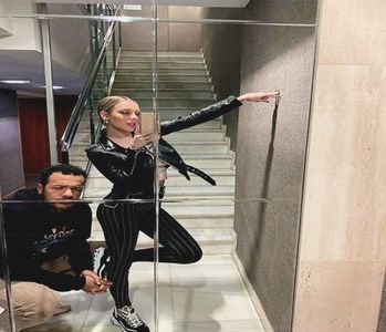 ╰　·• metri de aceasta. Însă, cu cât aceasta făcea pași pentru a se apropia de respectivul loc,; cu atât ei se îndepărtau, intrând în casă. Deduce din aranjamentul butucilor ciuruiți un foc de tabără, însă contemplează ideea de a se alătura lor, pentru niște căldură, însă se așază pe sanie, aștep
