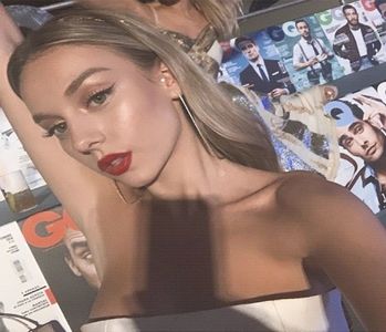 ╰　·• La vederea siluetei minione a lui Lily i se luminează fața. "Oh vai, bine că ești teafără!; Și.. scuze?", zâmbește larg, încercând să își câștige iertarea prin drăgălășenie. La scurt timp amicii ce dispăruse mai devreme își fac apariția: primește tot ce Candy îi oferă, oglindindu-i gest
