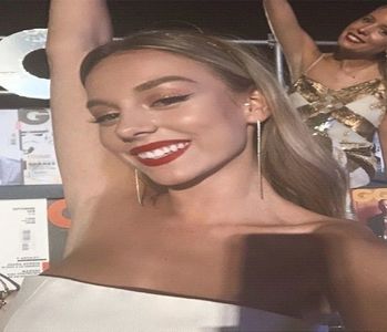 ╰　·• gesturile. Oftează scurt. "Măcar o adversară pe cinste, dacă o coechipieră jalnică.", bate; apropo la incidentul cu sania de mai devreme. Mici cute îi străbat suprafața frunții, privind-o pe Candy. "Nu ar trebui și niște biscuiți la bezele?"
