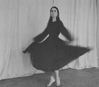 ▫□̣̇ͅ ̣̇ͅ 　̾ .;˛ meu că nu m-am întâlnit și cu ursul despre care vorbeai!” Apoi, cu degetele; înmănușate, apucă darurile dulci de la Candice. Bezeaua alunecă ușor pe bățul alintat de foc. „Nu știu de noi, dar felicitări vouă!”
