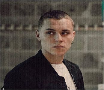 ঌ※☽.; Falanga înconjurată cu ovale de metal se apăsa peste rezemătoare; inelele scoteau un sunet; anodin, de o fonie neînsemnată, de câte ori degetele năvăleau peste balustradă. Cobora scările; cu cealaltă mână, prins între două degete, își degusta darul: fuma trabuc danez. Havana subțire
