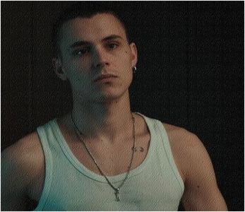 ঌ※☽.; nedeslușită, aievea colerică, ciudată. În grumaz îi pulsa o venă; o bătaie adâncă în piept.; Se tupila în miez de noapte, pe întuneric, cu brațele goale, spre șemineu. Doar forma unui maiou îi înveștea toracele; și se afla, cu coatele rezemate de rotulă, în fața văpăii aprinse a focului.
