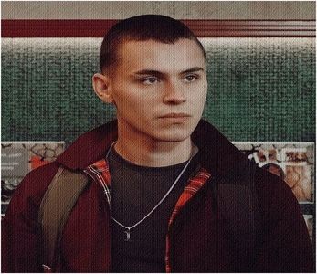 ঌ※☽.; Printre gene, flăcările pâlpâiau. Focul ardea. Nu rămâneau decât trosnirile violente, care se; înălțau, în vârtejuri sclipitoare, peste obrajii săi rumeni. Se lăsa pe spate. Bărbia și-o ridica, și privea tavanul. Trăgea tutun și se cufunda în bezna unei nopți oarbe; și mute.
