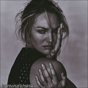 ☇.ᵗʰᵉ̣ṃ̣ẹ̣ṛ̣ṃ̣ạ̣ịḍ❀ƨɘilɟ.ϟ;. chiuvetă, iar alături, pe plita oprită a aragazului, o cană cu; ciocolată caldă. Izul de ciocolată se îmbina cu mirosul înțepător al detergentului cu care spălase Charlie podeaua. Ciudat băiat. Abandonase munca înainte să fie gata! Ea, însă, era în căutarea a
