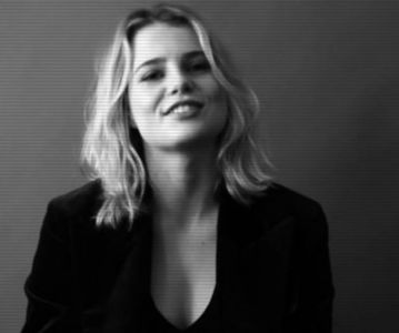 ⌮˒♥˓ Iṇ꒒ục̣y’s⋅⁽ẅöṛdṡ⁾... 　‰ː  Cordonul rochiei de casă întredeschise îi atârna de-a lungul; şoldurilor. O parte întreagă din păr îi cădea ca un fluviu pe umărul drept; cu amândouă braţele ridicate, îşi ţinea cu o mână cocul, în vreme ce cu cealaltă înfigea un ac în el. Împinse uşa
