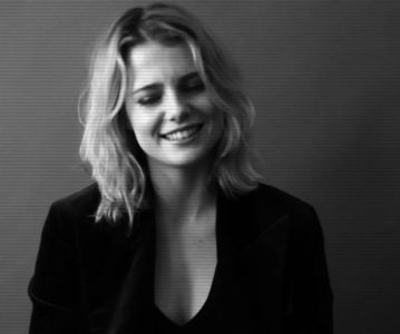 ⌮˒♥˓ Iṇ꒒ục̣y’s⋅⁽ẅöṛdṡ⁾... 　‰ː  coridorului; înaintă până în pragul sufrageriei. Ajunse în; încăperea ovala, lambrisată cu lemn de trandafir, înţesată cu mobile drăgălaşe; Globurile de porţelan vărsau o lumină care se unduia pe pereţi ca apele unui şaten alb.
