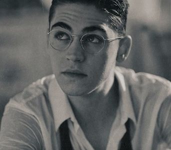 থৣĦғᴛ؟ℬᵉ̶̶ᵃ̶̶ᵘ̶̶ℛᵉ̶ᵍ̶ᵃ̶ʳ̶ᵈ͠ ༈٫ Fusese-n plimbare în contiguitatea cabanei. O ninsoare patriarhală,; păciuită, îi făcu din umblet reculegere. Într-o oră deveni staccato violent. Înghețul și noaptea schingiuiau firmamentul, și pasul și-l îndreptă spre chalet. Uşa era crăpată, în hol întuneric. Plutea
