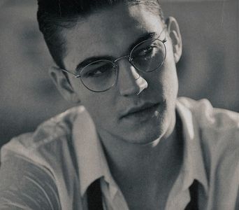 থৣĦғᴛ؟ℬᵉ̶̶ᵃ̶̶ᵘ̶̶ℛᵉ̶ᵍ̶ᵃ̶ʳ̶ᵈ͠ ༈٫ o atmosferă tulbure, mobilele întunecate sclipeau stins, iar mirosul; puternic de brad îi palpită nările. Își azvârli paltonul și fularul în cuier, iar singura-i îndrumare-i era văpaia căminului. Pășea stins, cumpătat, spre camera de zi, iar cu cât își înmulțea pașii,
