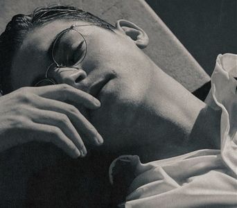 থৣĦғᴛ؟ℬᵉ̶̶ᵃ̶̶ᵘ̶̶ℛᵉ̶ᵍ̶ᵃ̶ʳ̶ᵈ͠ ༈٫ își simțea suflul duplicat. Mai făcu un pas – încă unul. Defini acum; încăperea, și, spânzurând comutatorul între degete, îl întâmpină o priveliște atipică – Candice, dreaptă și imobilă, își avea răspas pe recamierul damaschinat. Mai încolo, Lucy – imita o marchiză
