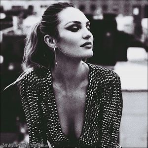 ☇.ᵗʰᵉ̣ṃ̣ẹ̣ṛ̣ṃ̣ạ̣ịḍ❀ƨɘilɟ.ϟ;. Gândul îi urmează un fir narativ lipsit de finalitate. Mișcarea; mâinii către punga devenise involuntară. Către pungă, înapoi spre gură. Glasul prea bine cunoscutului său companion și adresarea lui, determină revenirea la poziția de șezut. "Voi?"
