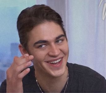 থৣĦғᴛ؟ℬᵉ̶̶ᵃ̶̶ᵘ̶̶ℛᵉ̶ᵍ̶ᵃ̶ʳ̶ᵈ͠ ༈٫ peisaj hibernal devenise o povestire cu tâlc, ce nu încetă să-l; amuze. Nasul subțire și coroiat adulmecă odorurile sufrageriei. În drumul spre șemineu, smulse un covrig și îl strivi între dinți, înainte de a-și continua interpelația. „De ce e masa goală?”
