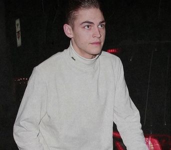 থৣĦғᴛ؟ℬᵉ̶̶ᵃ̶̶ᵘ̶̶ℛᵉ̶ᵍ̶ᵃ̶ʳ̶ᵈ͠ ༈٫ sus decât era necesar, nu înainte de a-și direcționa proporțional; atenția și către feliile de cozonac, pe care le observă de când acestea pășiră în odaie. „Așa mai vii de-acasă! Dar, spuneți-mi, vă rog, au vreo semnificație vișinele? Căci îmi fu promis altceva.”
