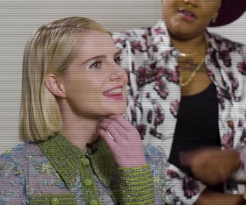 ⌮˒♥˓ Iṇ꒒ục̣y’s⋅⁽ẅöṛdṡ⁾... 　‰ː  Stătea tot la marginea divanului, întinsă pe o parte, cu obrazul; drept rezemat de o mână. Întrebarea ei o stânjeni; se înroşi toată, silindu-se să râdă puţin, ca să facă faţă. Se gândi la absentarea ei. Inconştient, începuse să tragă în joacă de firul rece din
