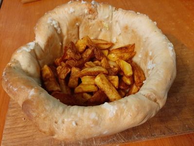 Aperitiv cu cartofi prăjiți, ceapă,  costiță afumată,  parmezan, ou și cașcaval  -1