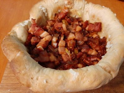 Aperitiv cu cartofi prăjiți, ceapă, costiță afumată, parmezan, ou și cașcaval -2