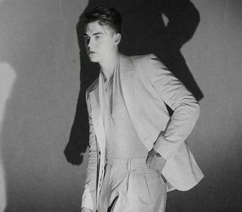 থৣĦғᴛ؟ℬᵉ̶̶ᵃ̶̶ᵘ̶̶ℛᵉ̶ᵍ̶ᵃ̶ʳ̶ᵈ͠ ༈٫ contururile – remarcă aceeași siluetă mlădioasă, s-o treci printr-un; cercel, aceeași coamă blondă, râsul, privirea, identice. Însă ceva-i schimonosi privirea, și-o interogă scurt: „Dispari atâta vreme și te-ntorci vorbind așa?”
