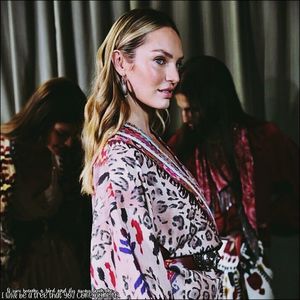 ☇.ᵗʰᵉ̣ṃ̣ẹ̣ṛ̣ṃ̣ạ̣ịḍ❀ƨɘilɟ.ϟ;. Se așază alături, alipindu-se de el, căutând caldura; emanată de trupului lui, cu un picior puțin îndoit iar celălat întins. Săltă o sprânceană, iar colțul gurii îl arcui. "Tu dispari atâta timp și mă întâmpini doar cu un salut?"
