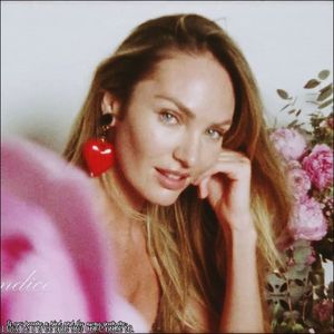 ☇.ᵗʰᵉ̣ṃ̣ẹ̣ṛ̣ṃ̣ạ̣ịḍ❀ƨɘilɟ.ϟ;. pe al lui. "Am crezut că tu mi-ai vârât pe sub ușa lame de gumă; de mestecat!" I se putea distinge în rostirea cuvintelor zâmbetul ce-l purta pe buze. "Ție îți șade bine cu părul răvășit." Îl ciufulește.
