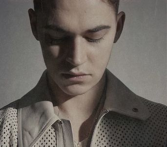 থৣĦғᴛ؟ℬᵉ̶̶ᵃ̶̶ᵘ̶̶ℛᵉ̶ᵍ̶ᵃ̶ʳ̶ᵈ͠ ༈٫ Îi bănui istorisirea fictivă, așa că își alătură la rândul său varian; „Zilele trecute am degerat vreo jumătate de oră într-o prăpastie, în căutarea voastră...” Scăpără un rânjet. Acum se simțea înviorat şi, dacă nu vesel, în orice caz dispus să privească lucrurile
