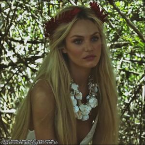 ☇.ᵗʰᵉ̣ṃ̣ẹ̣ṛ̣ṃ̣ạ̣ịḍ❀ƨɘilɟ.ϟ;. Își sprijină capul de brațul lui ce-și găsi locul înapoi pe vârf; -ul spătarului. Adoptă o figură cât se poate de serioasă, dar un mic surâs o trădează. "Sper ca nu te-ai întâlnit cu Moș Martin... Și după plimbarea prin pădure ai căzut într-un somn adânc?"
