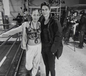 থৣĦғᴛ؟ℬᵉ̶̶ᵃ̶̶ᵘ̶̶ℛᵉ̶ᵍ̶ᵃ̶ʳ̶ᵈ͠ ༈٫ lumina. „Ce naib-..” susură printre dinți când se simți zgâlțâit de; spaima fetei, ce începu a-i înnoda răsuflul. „Să murim? Cum să murim?! Ai uitat, pesemne, pe cine acompaniezi! Rămâi aici o clipă.” Se săltă degrabă. Covorul gros îi înăbuşea paşii, orbecăind prin
