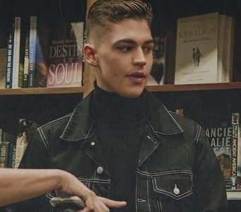 থৣĦғᴛ؟ℬᵉ̶̶ᵃ̶̶ᵘ̶̶ℛᵉ̶ᵍ̶ᵃ̶ʳ̶ᵈ͠ ༈٫ Treptat, ochii acestuia se deprinseră cu întunericul, și se trezi; amuzându-se de ambianța sepulcrală. Alăturată siguranței, într-o buclă a cuierului, zări o lanternă. Cu ajutorul ei mătură întunericul până la divan, aruncând ouă gălbui pe imaginea fetei, stingheră,
