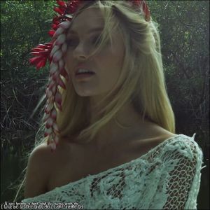 ☇.ᵗʰᵉ̣ṃ̣ẹ̣ṛ̣ṃ̣ạ̣ịḍ❀ƨɘilɟ.ϟ;. Pășește spre bucătărie, acum cu încredere în sine; datorită lanternei ce tocmai o înhăță pentru a-i ghida calea. Se întoarce în scurt timp cu o punga de nalbe [:)] și niște cozonac... uscat. Își reia locul, lipindu-se de tânăr, degetele găsindu-le
