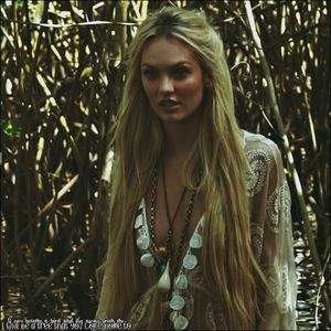 ☇.ᵗʰᵉ̣ṃ̣ẹ̣ṛ̣ṃ̣ạ̣ịḍ❀ƨɘilɟ.ϟ;. pe ale lui. "Doi pereți discută: ne întâlnim la colț." Se strădu; a păstra o figură neutră, și mușcă dintr-o felie de cozonac. Dar o grimasă îi conturează chipul, întrucât înghite cu greu aluatul aspru.
