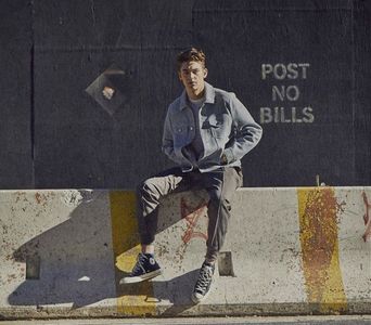 থৣĦғᴛ؟ℬᵉ̶̶ᵃ̶̶ᵘ̶̶ℛᵉ̶ᵍ̶ᵃ̶ʳ̶ᵈ͠ ༈٫ și se propti într-un cot, cu palma deasupra gurii, spre a-și anula; pornirile de râs. „Vrei să frigi nalbele alea la flacăra lumânării?” Apoi, când îi învecină glasul cu chipul, izbucni într-un rictus înfundat. „Cioc-cioc.”
