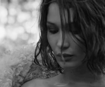 ¹ ∙ͅ●̤̈̇·̣̇　̾ ;˛ Cabana ședea capricioasă într-o rână dintr-un cătun izolat. Era ceasul; la care soarele descinde spre ascunzișul său, în spatele muntelui, muiat de aburi de un trandafiriu albăstrui. Bolta învelea stele timide. Ochii ei păstrară o licărire din aprigul foc;
