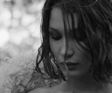 ¹ ∙ͅ●̤̈̇·̣̇　̾ ;˛ lemnele trosneau difuz în șemineu. Ea își continua lectura păciuit.