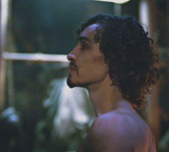 [ོ　﷼✭;. pâine, cu un aer absent. Vedea cum fereastra se tot întunecă, ajungând în cele din urmă; neagră ca şi cerneala. Strivi ţigara în scrumieră, luă un pumn de nuci; în sfârşit plecă. Bercul pantofului atinse pragul sufrageriei; silueta era conturată de becul tavanului panelat cu lemn de steja
