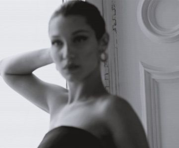 ¹ ∙ͅ●̤̈̇·̣̇　̾ ;˛ într-o șoaptă, [căci solitudinea-i fu prealabil veștmântul, deci cuteza...]. Opera; ce-i anima figura fu un cadou primit de sărbători de la un vechi amic; totuși, opinase într-un final, aflându-se la sfârșitul poveștii: nu concepuse un caracter atât de fluctuant și nici nu întâlnise.
