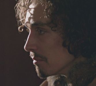 [ོ　﷼✭;. în tăcerea camerei şi în zgomotul îndepărtat al vântului. Încearcă să distingă titlul; cărţii din poziţia culisă, dar cum nu recunoscu numele, dobândi un dezinteres pentru subiect şi îşi continuă drumul. Ca şi cum ar beneficia de intimitatea deplină a camerei, fără a-i arunca o privire
